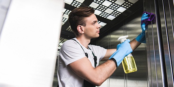 cómo limpiar un ascensor