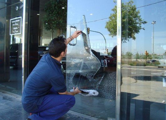 cómo limpiar un escaparate de una tienda