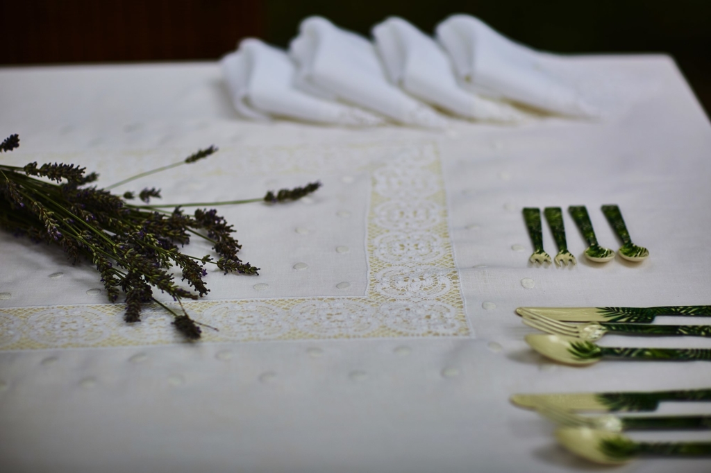 Cómo limpiar manteles blancos