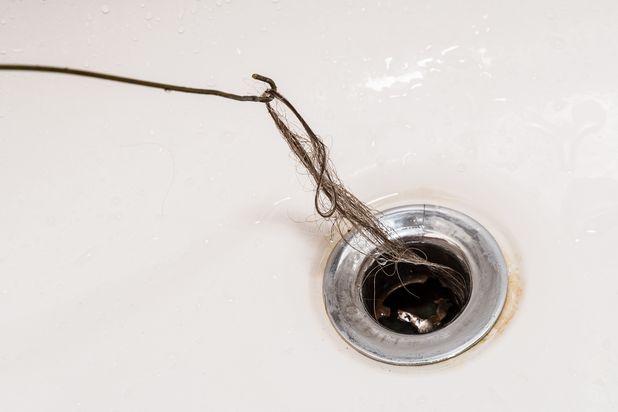 cómo limpiar pelo del desagüe de la ducha