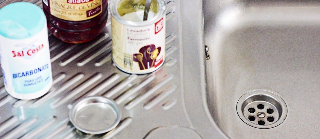 cómo desatascar el fregadero