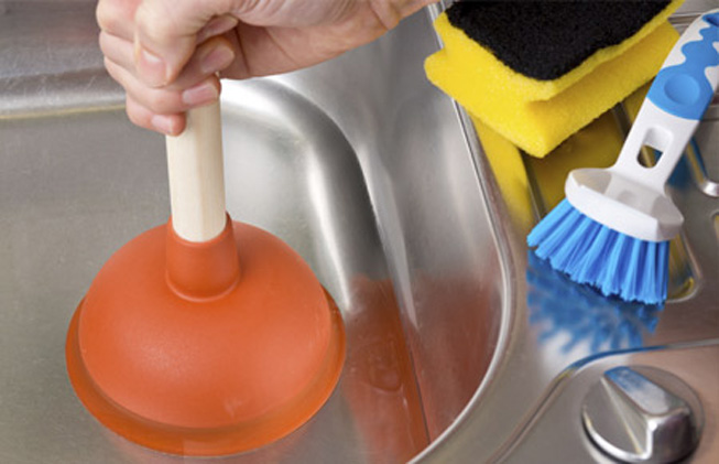 cómo desatascar el fregadero