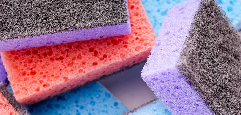 Cómo limpiar las esponjas y rejillas de cocina
