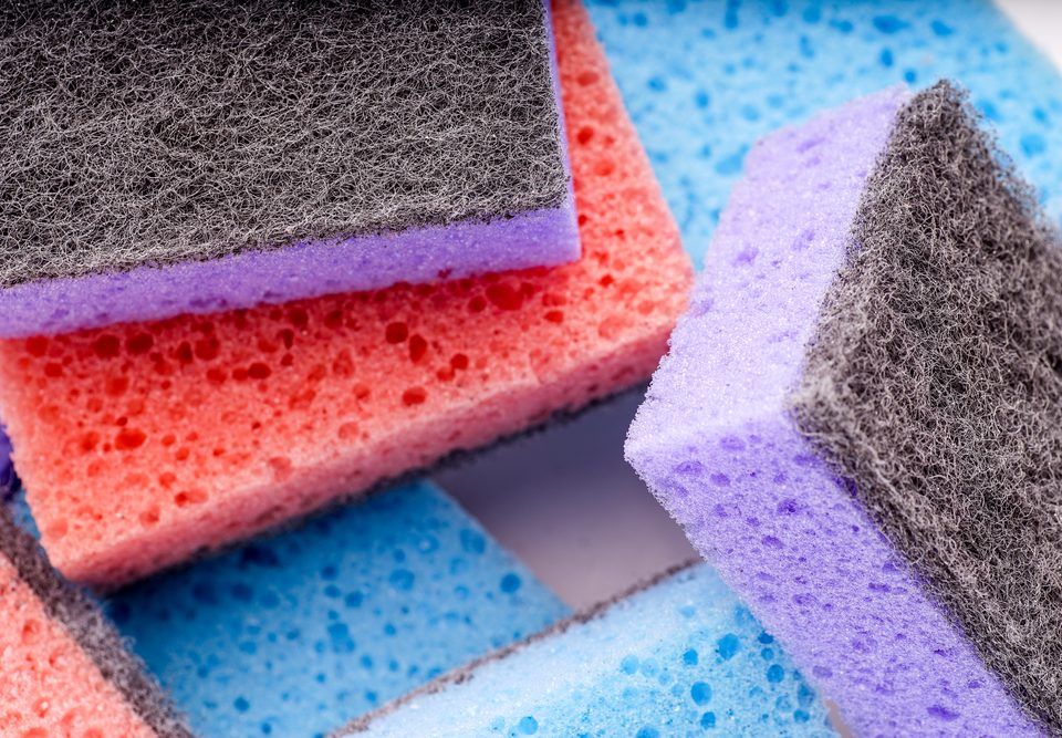 Cómo limpiar las esponjas y rejillas de cocina