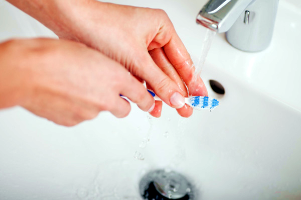 Cómo limpiar un cepillo de dientes