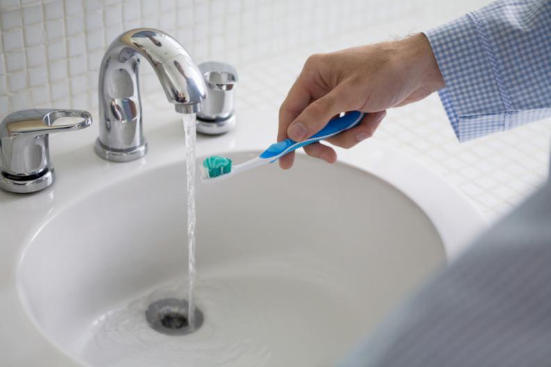 Cómo limpiar un cepillo de dientes
