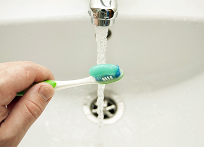 Cómo limpiar un cepillo de dientes