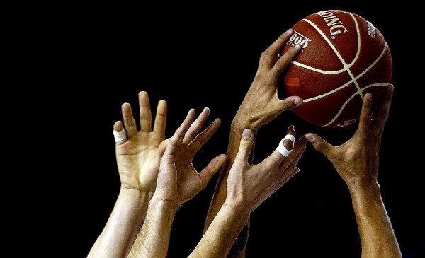 cómo limpiar una pelota de baloncesto