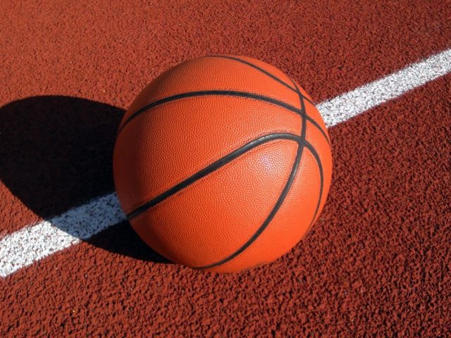 cómo limpiar una pelota de baloncesto