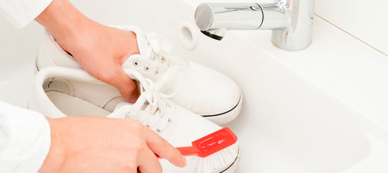 cómo limpiar zapatillas blancas 
