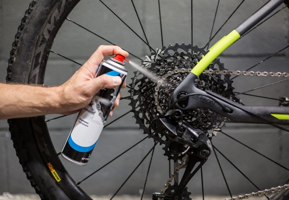 cómo limpiar la cadena de una bicicleta