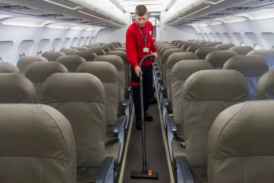 cómo limpiar un avión después de un vuelo