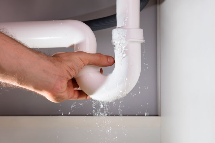 Cómo arreglar una tubería que gotea