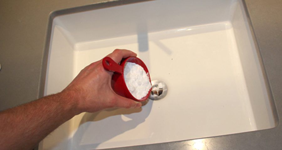 cómo eliminar soda cáustica de una tubería