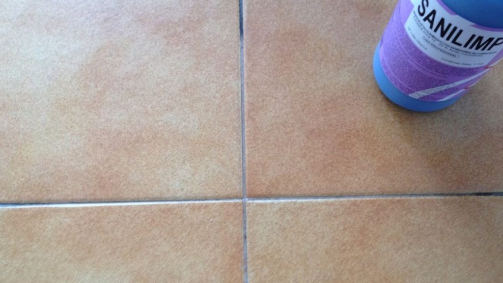 Cómo limpiar las juntas del suelo 