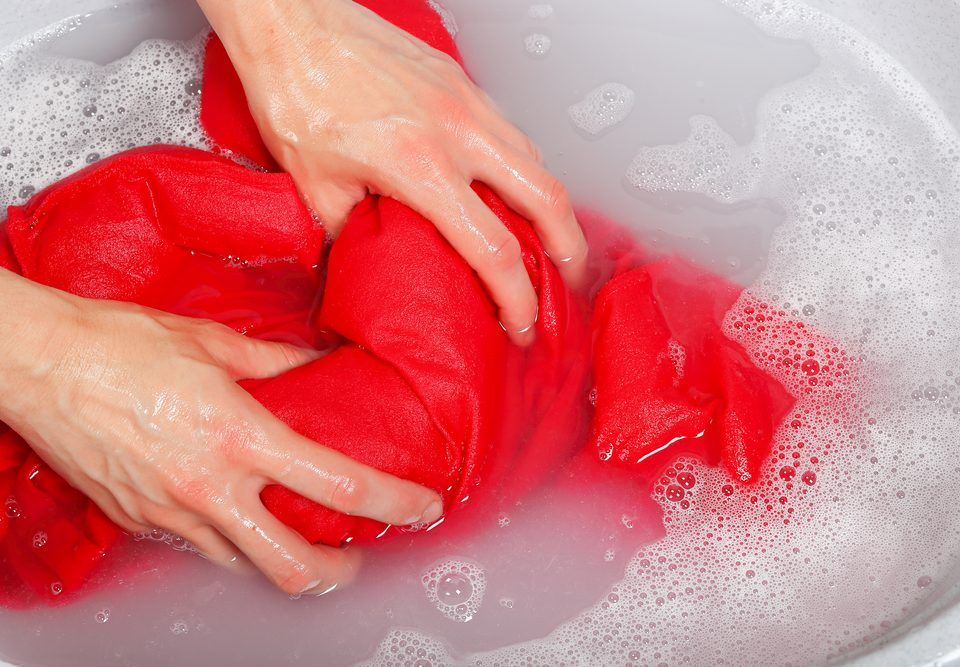 Cómo quitar caramelo de la ropa