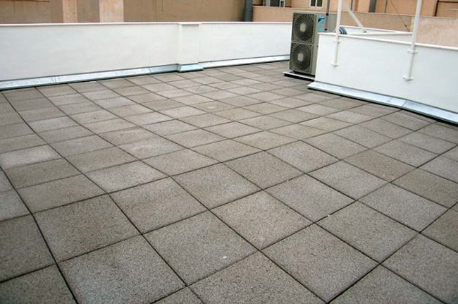 Cómo limpiar baldosas porosas de exterior