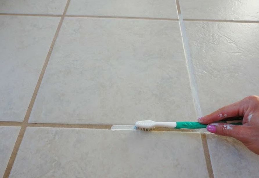 Cómo limpiar las juntas del suelo 