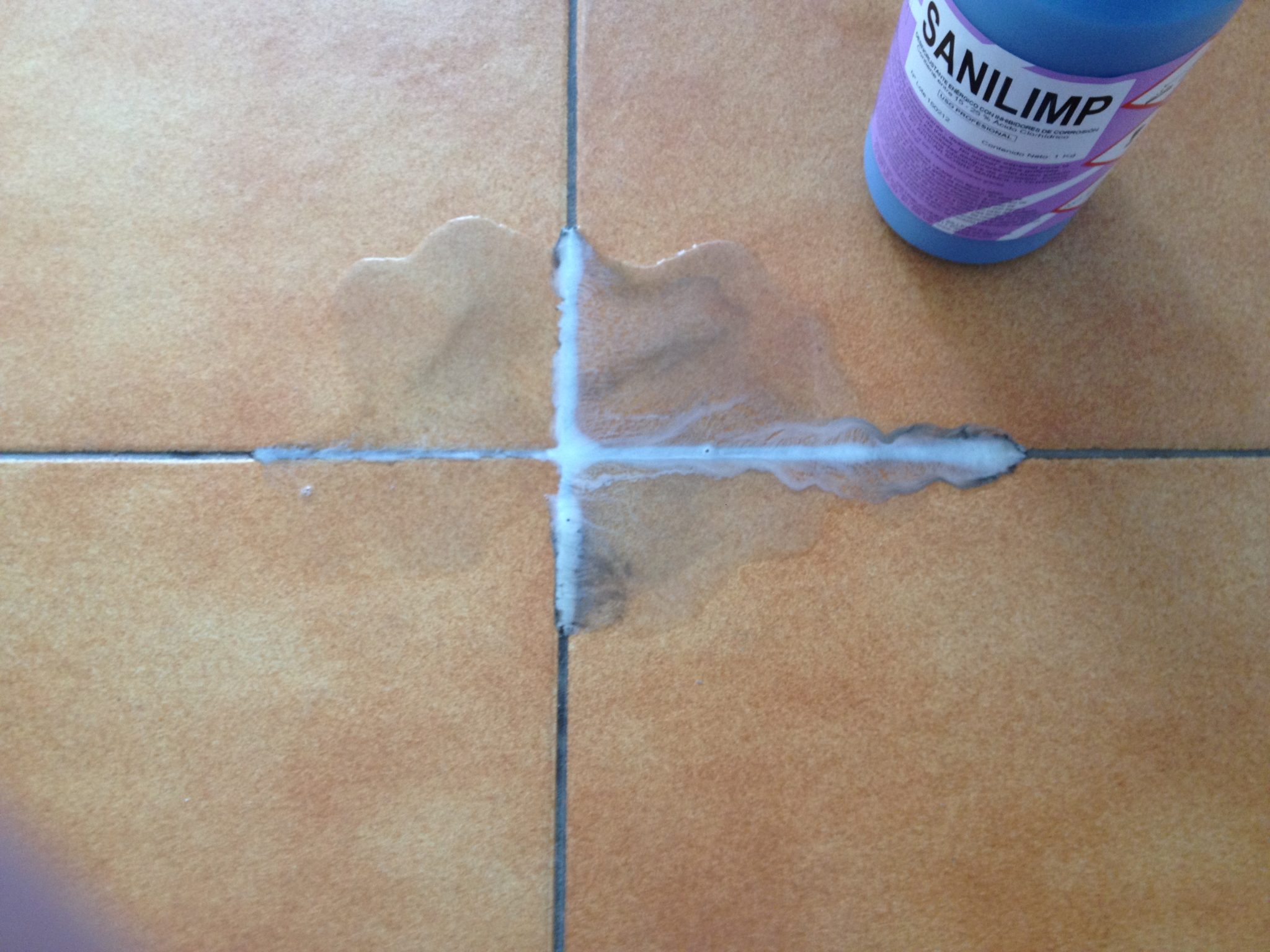 Cómo limpiar juntas del suelo