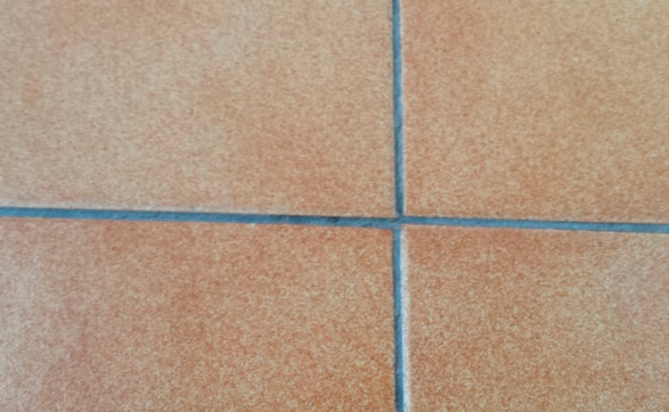Cómo blanquear las juntas del suelo