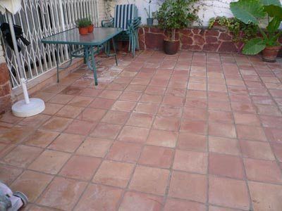 Cómo limpiar piso de cerámica exterior