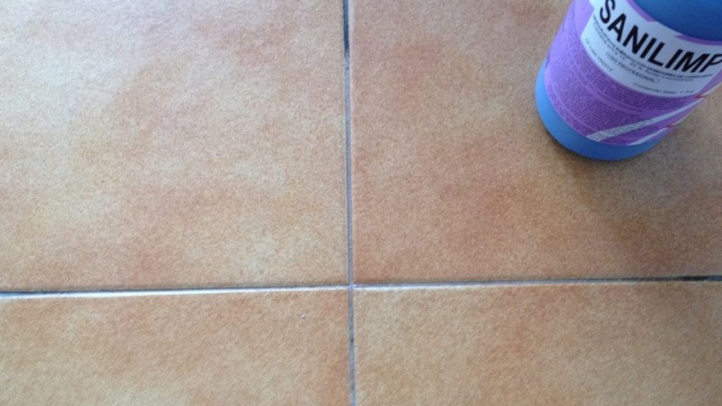 Cómo limpiar juntas suelo