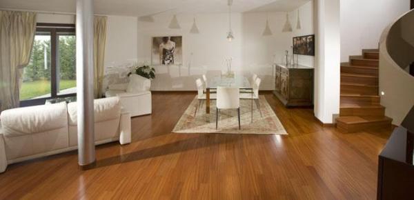 Sacar brillo al parquet