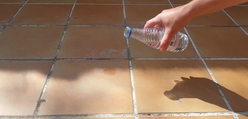 Quitar manchas de aceite en suelos porosos