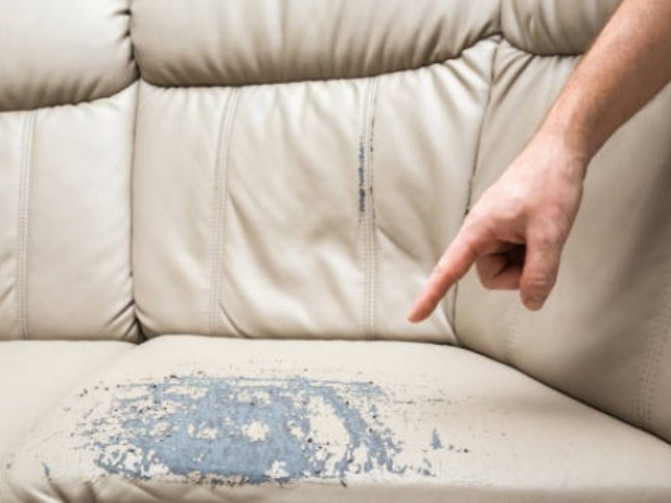 Cómo limpiar un sofá de piel blanco