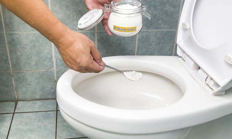 Cómo limpiar el fondo del inodoro