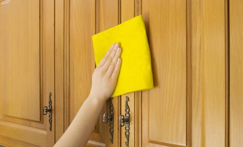 Cómo limpiar muebles de cocina