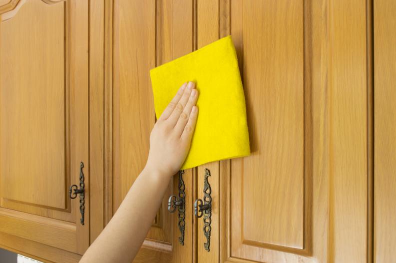 Cómo limpiar los muebles de cocina de madera