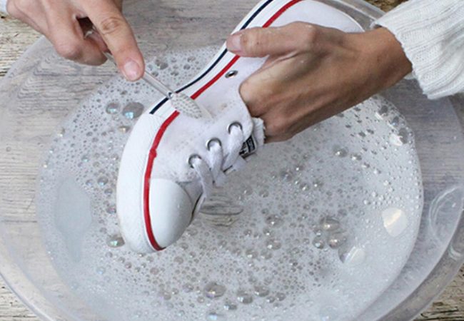 Cómo limpiar zapatillas blancas de tela