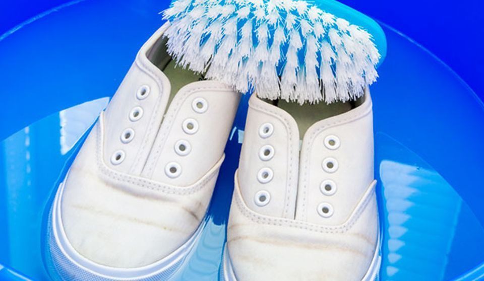 Cómo limpiar zapatillas blancas de tela