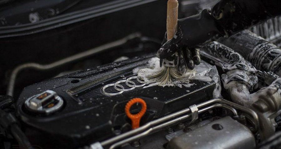 Cómo limpiar el motor de un coche